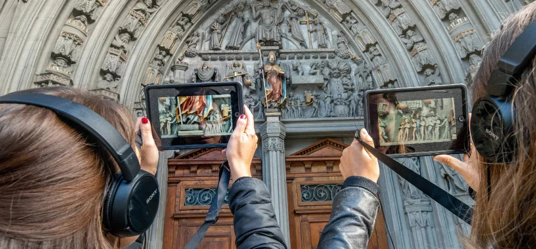 Animation 2D et storytelling du portique, vue depuis un iPad, en réalité virtuelle, dans une app mobile pour visiter la ville de Fribourg