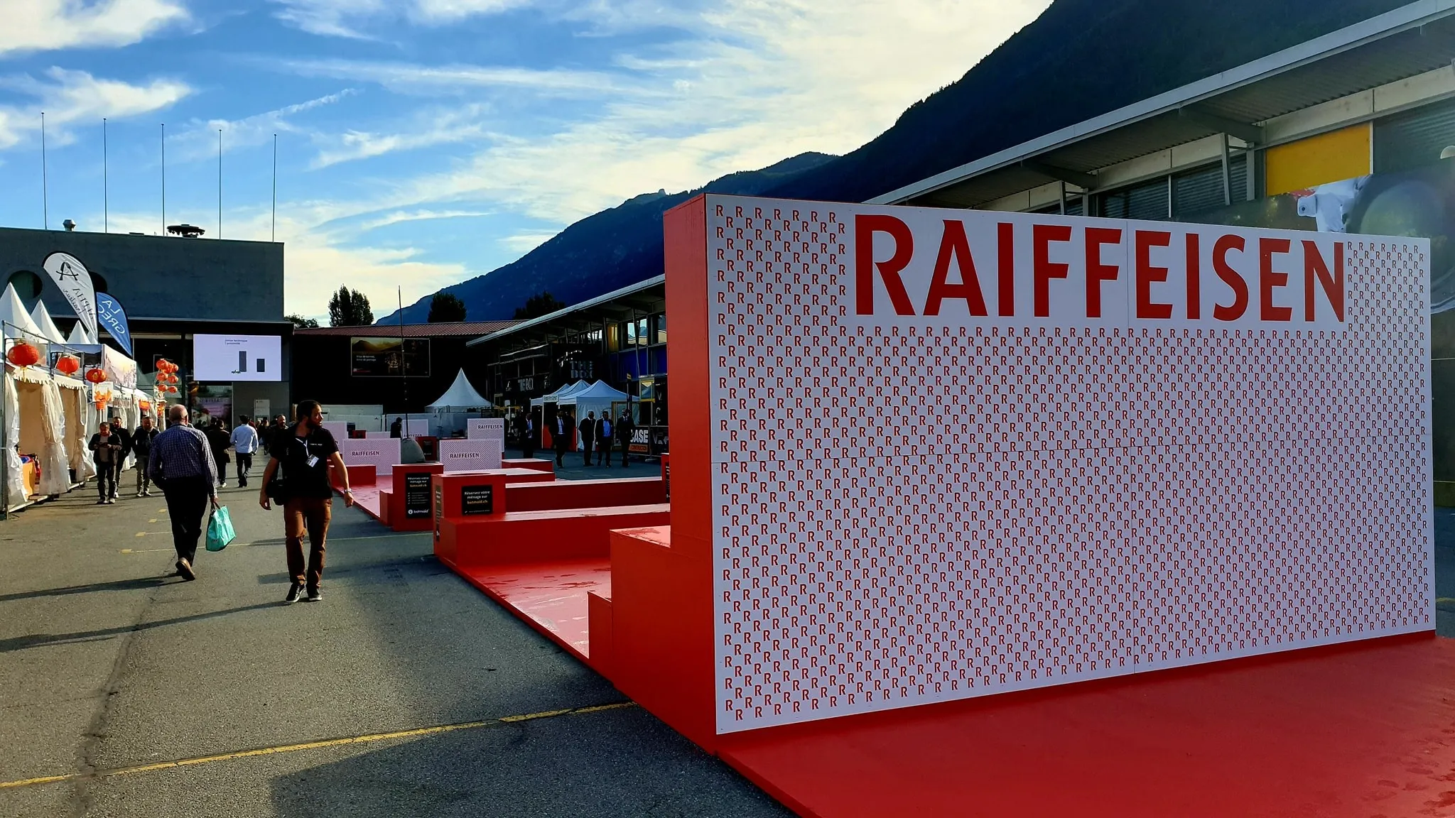 Images de installation interactive réalisée par entreprise suisse spécialiste du jeu vidéo DNA Studios pour la Raiffeisen dans le cadre de la foire du Valais 02