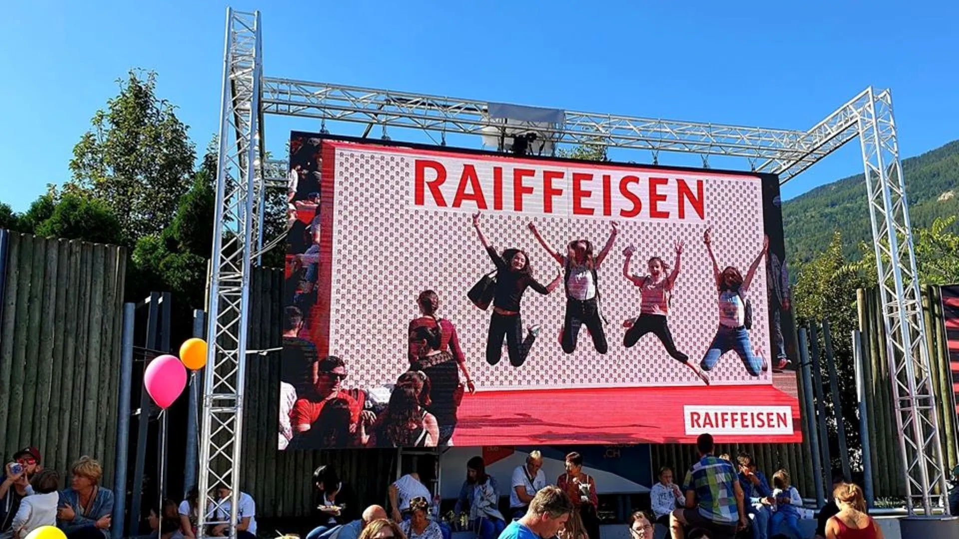 Images de installation interactive réalisée par entreprise suisse spécialiste du jeu vidéo DNA Studios pour la Raiffeisen dans le cadre de la foire du Valais 03