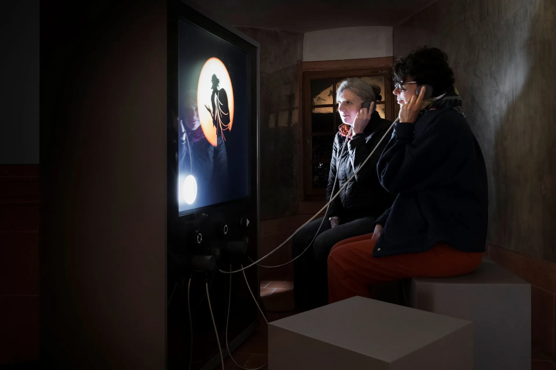 Images de installation interactive réalisée pour Château de Gruyère - la Salle de Légende permet de choisir et de lancer des récits légendaires gruériens mis en image par les frères Sam et Fred Guillaume 03